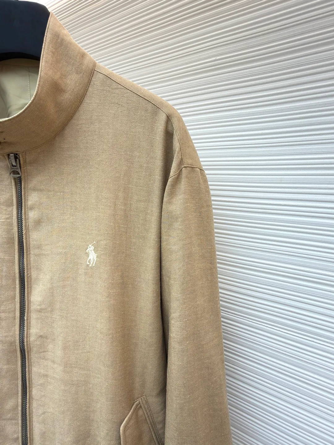 Ralph Lauren logo embroidered reversible jacket ●Original version: Purchased and developed for 3990 ●Item number: 1681791-B75 ●Material: matte moiré taffeta fabric ●Technology: embroidery production ●Color: Khaki ●Version: Fitted version ●Weight: about 520 grams ●Size: S-M-L-XL ●Description: Customized matte moiré taffeta and twill jacquard brocade Light and tough, smooth drape Comfortable and close to the skin. Khaki brown tone. Calm and noble. Two clothes. Unlimited style. One side is decorated with twill jacquard brocade, which has its own retro filter, like the pocket watch gear of an old-school gentleman. The other side is made of matte moiré taffeta, which has a relaxed breathing feeling. Casual and comfortable casual gene. Exquisite pony logo is embellished throughout. It is highly recognizable. The classic stand-up collar is tied with three hidden button tabs. Simplicity controls complexity. Design philosophy hidden in the details. Double-sided style. Hidden old money and slack in one garment, imported machine embroidery technology is used. Advanced computer control systems and precision mechanical components are used to achieve the iconic pony embroidery operation. High precision. The lines are smooth and delicate. The template machine opens the bag. The preset template guides the position, shape and size of the bag opening. The accuracy ensures the quality of the bag opening effect. Ergonomic three-dimensional cutting returns to traditional craft techniques through segmentation, folding, shrinking and stretching. The so-called slow work and fine work are respect for the material and the pursuit of feel. The workmanship is complex and tedious, slow in aging, high in wear and tear, and the fabrics have been carefully washed to have a better hand feel and texture. It is not easy to deform, shrink or fade, and maintains long-term beauty. The overall wiring is straight and delicate, the fabric is comfortable and soft, and the color is consistent without color difference. It can be matched with the same style to create a fashionable look and control various occasions. Customized accessories, complete with three standards, same style for men and women!